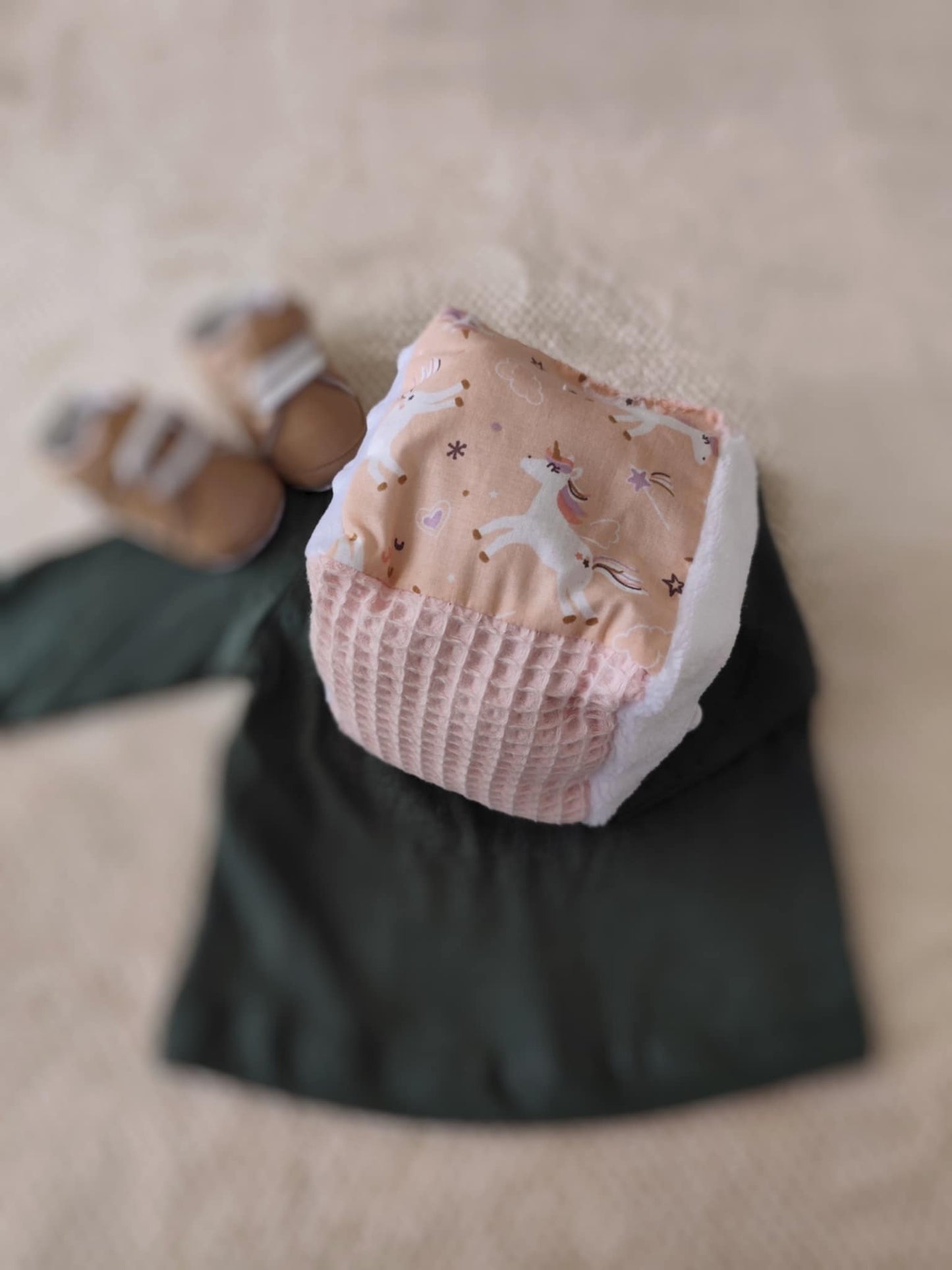 Cube d'éveil sensoriel licorne